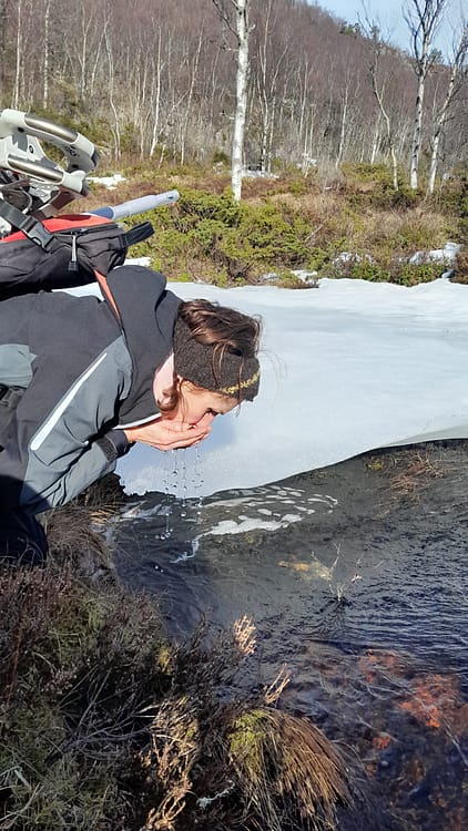 20240301_133322-drikke-vann-fra-bekke-n